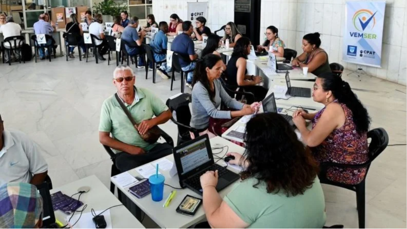 Centenas de pessoas participam de feirão de empregos em Campinas