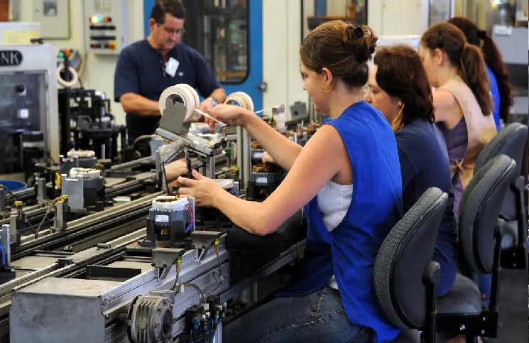 Desemprego recua a 6,2% no trimestre até outubro, menor patamar da história