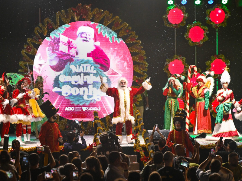 Evento de chegada do Papai Noel no Centro atrai 2,5 mil pessoas