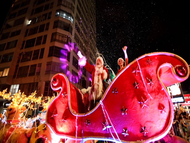 Parada de Natal recebe cerca de 30 mil pessoas na Glicério; veja fotos